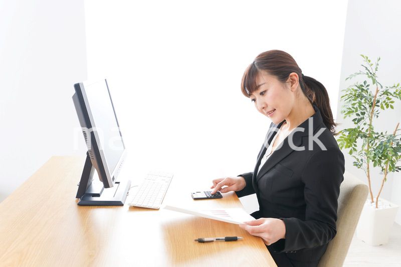 オフィスで楽しく仕事をするビジネスウーマン