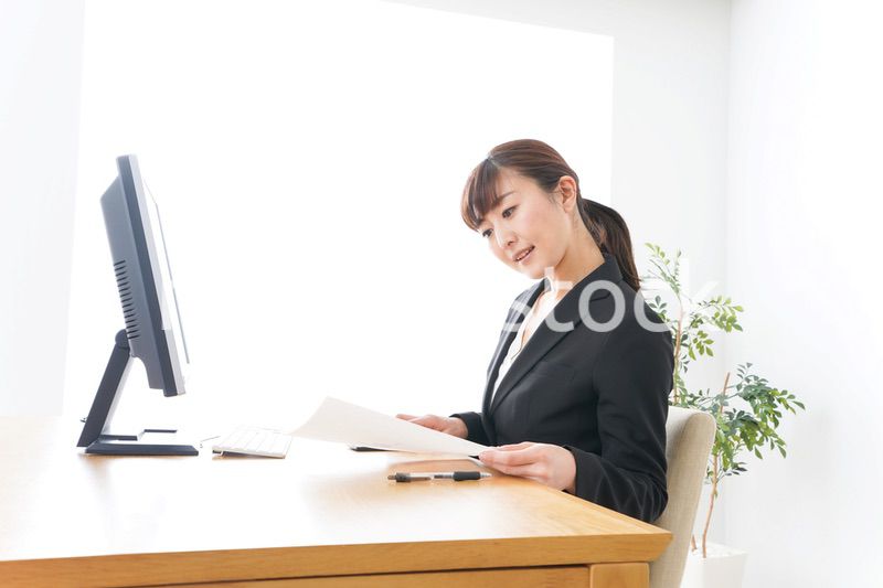 オフィスで楽しく仕事をするビジネスウーマン