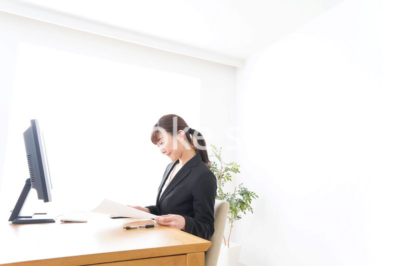 オフィスで楽しく仕事をするビジネスウーマン
