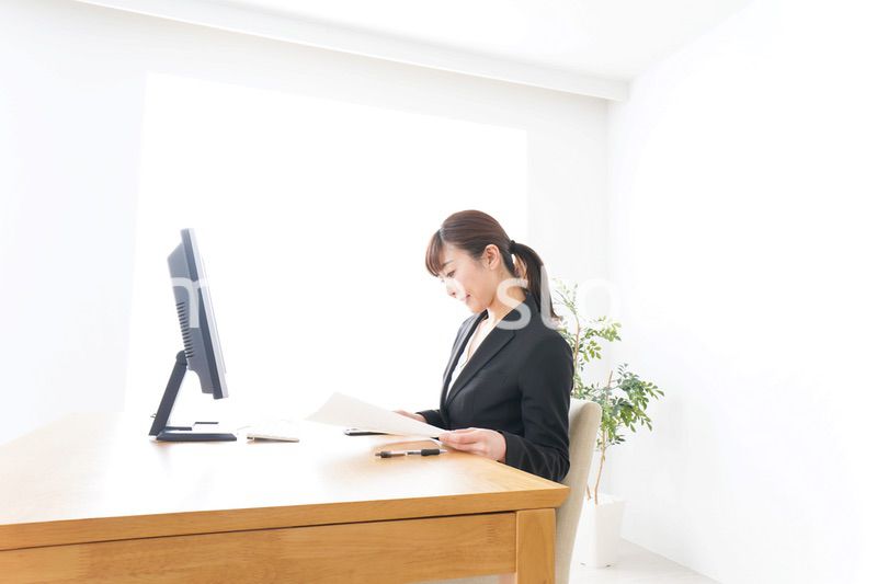 オフィスで楽しく仕事をするビジネスウーマン