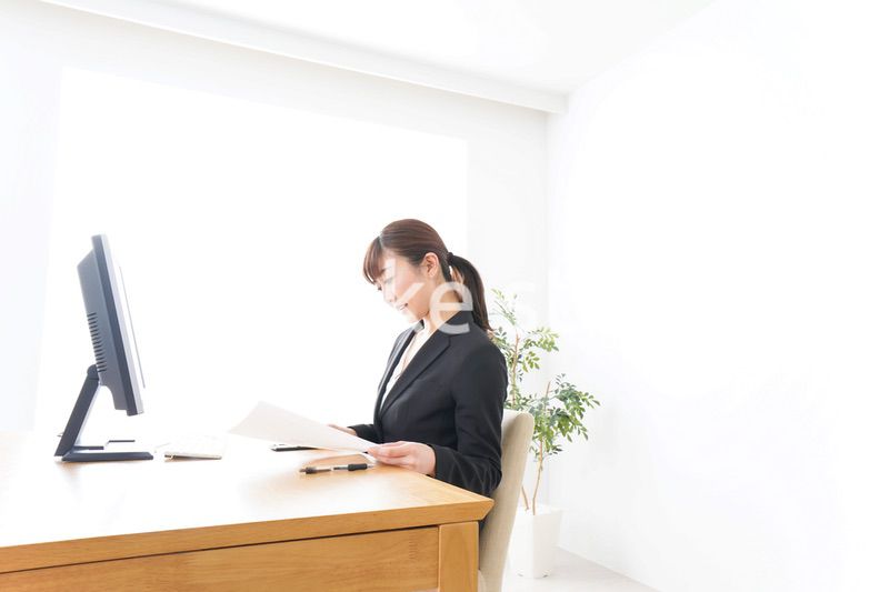 オフィスで楽しく仕事をするビジネスウーマン