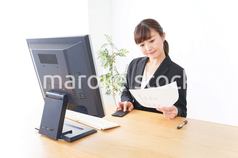 オフィスで楽しく仕事をするビジネスウーマン