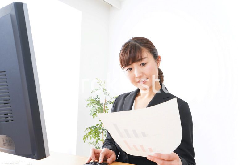 オフィスで楽しく仕事をするビジネスウーマン