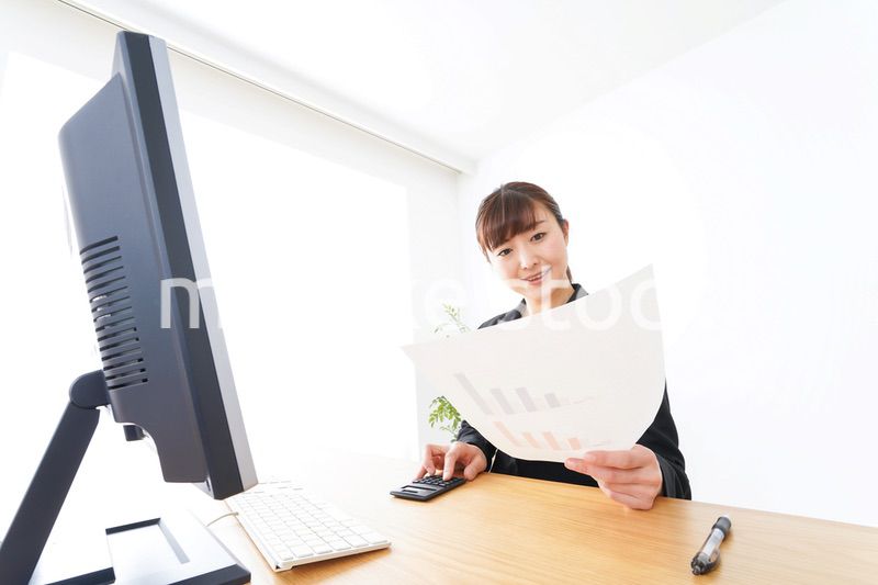 オフィスで楽しく仕事をするビジネスウーマン