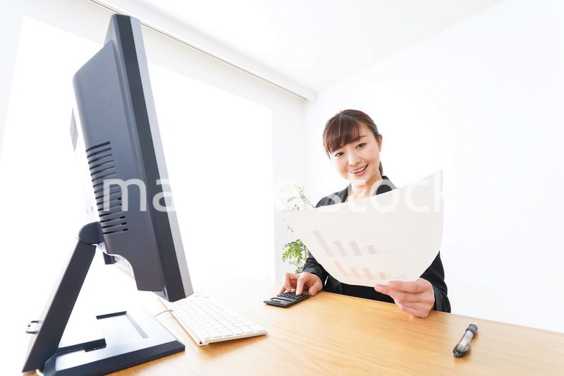 オフィスで楽しく仕事をするビジネスウーマン