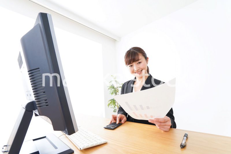 オフィスで楽しく仕事をするビジネスウーマン