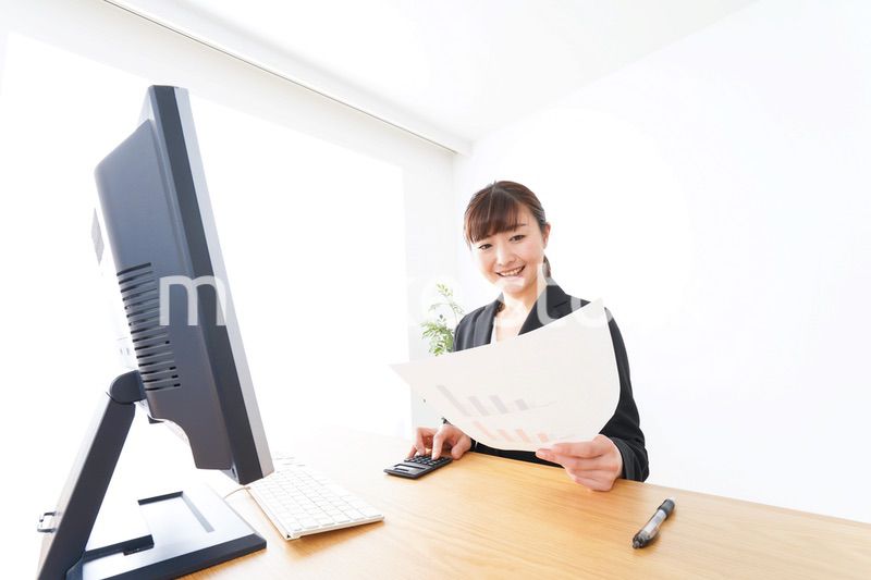 オフィスで楽しく仕事をするビジネスウーマン