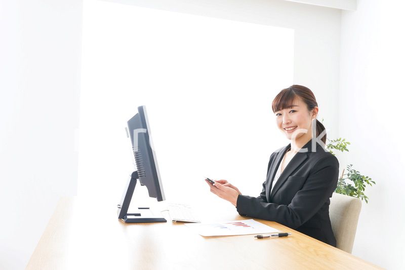 オフィスで楽しく仕事をするビジネスウーマン