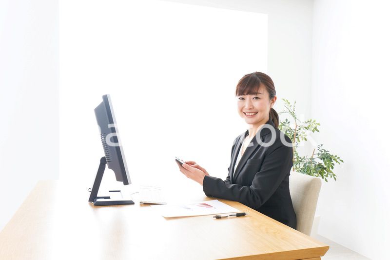 オフィスで楽しく仕事をするビジネスウーマン