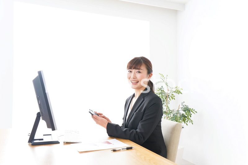 オフィスで楽しく仕事をするビジネスウーマン