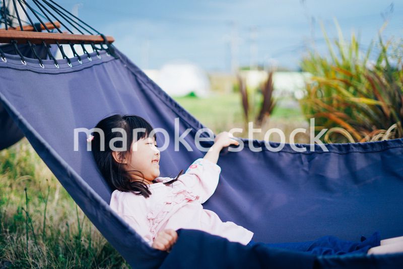 キャンプを楽しむ小さな女の子