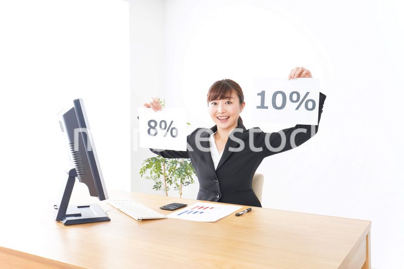 消費税増税の対応をする若いビジネスウーマン