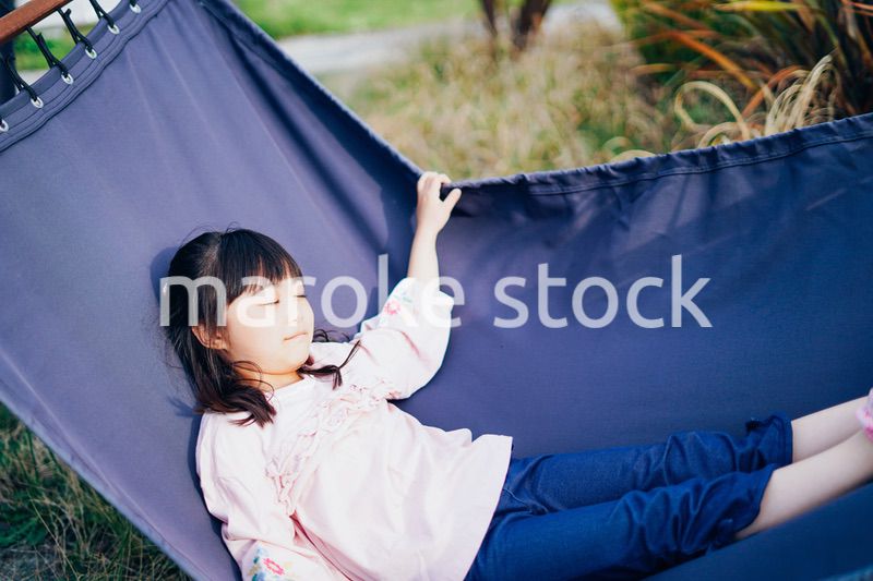 キャンプを楽しむ小さな女の子