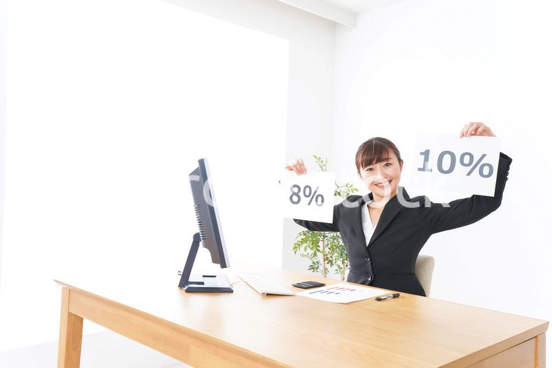 消費税増税の対応をする若いビジネスウーマン