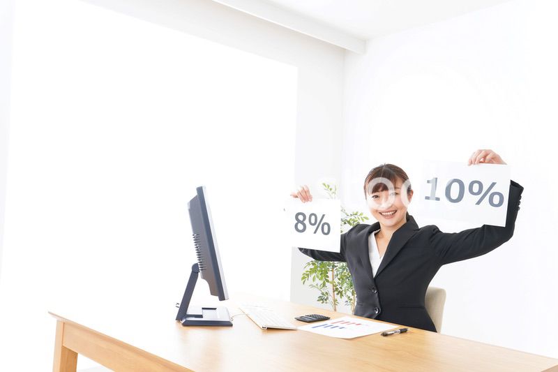 消費税増税の対応をする若いビジネスウーマン