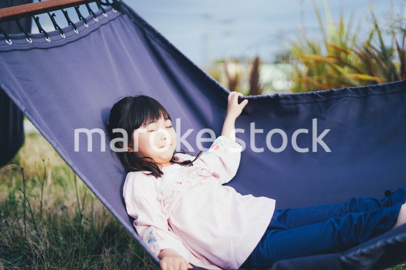 キャンプを楽しむ小さな女の子