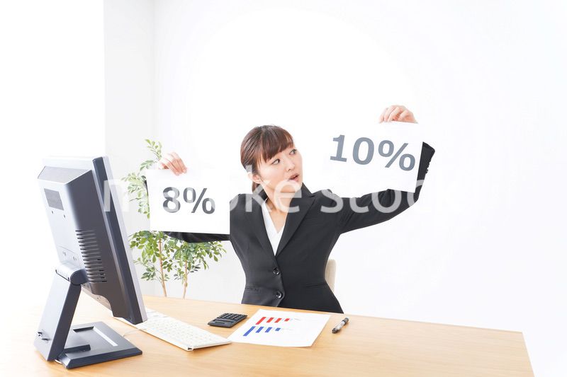 消費税増税の対応をする若いビジネスウーマン