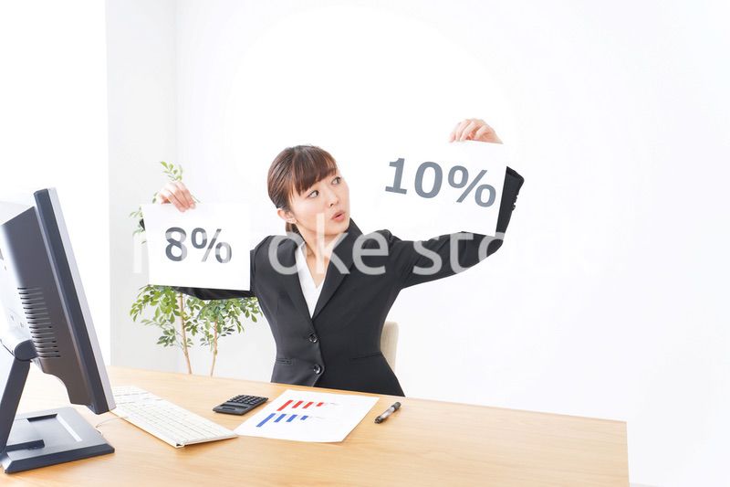 消費税増税の対応をする若いビジネスウーマン