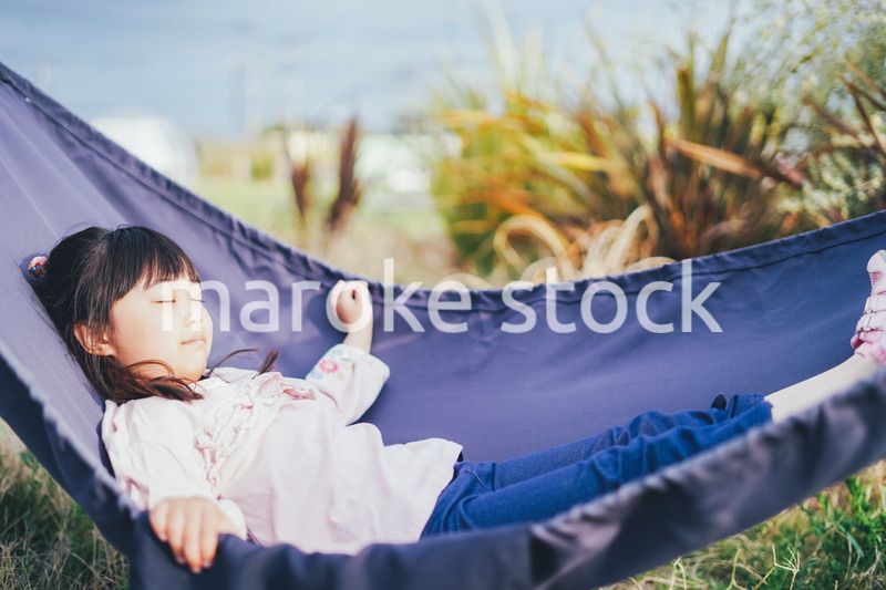 キャンプを楽しむ小さな女の子