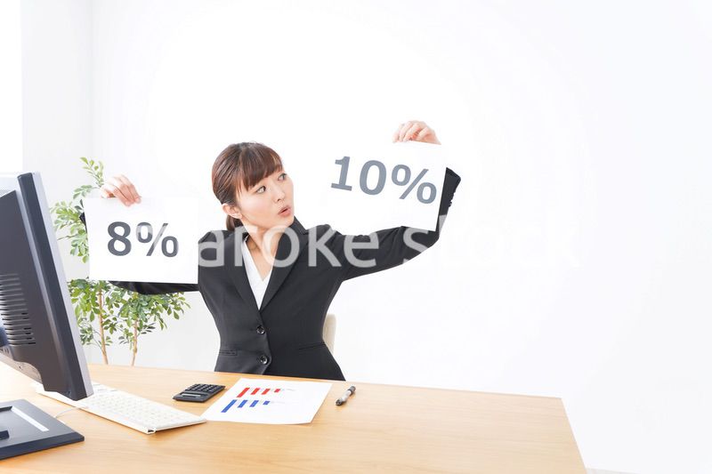 消費税増税の対応をする若いビジネスウーマン