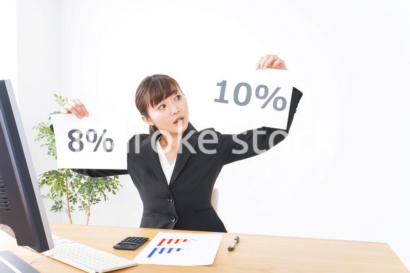 消費税増税の対応をする若いビジネスウーマン