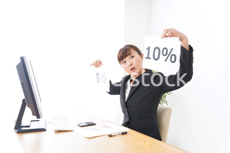 消費税増税の対応をする若いビジネスウーマン