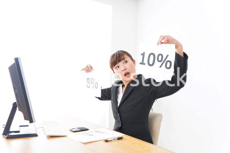 消費税増税の対応をする若いビジネスウーマン