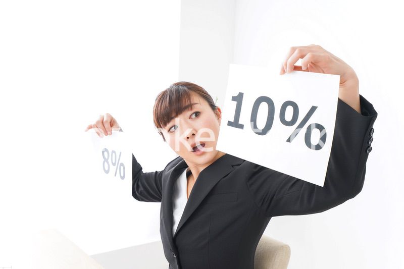 消費税増税の対応をする若いビジネスウーマン