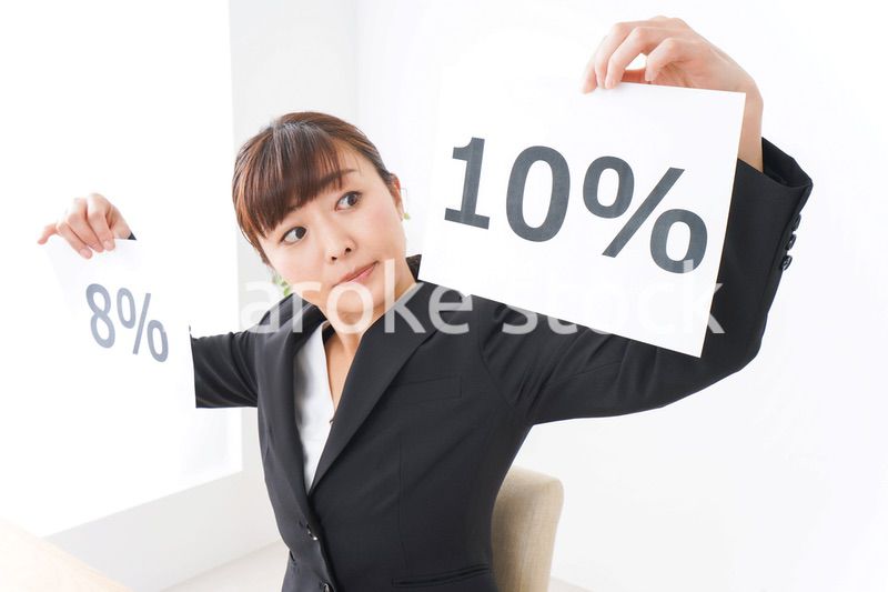 消費税増税の対応をする若いビジネスウーマン