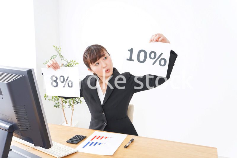 消費税増税の対応をする若いビジネスウーマン