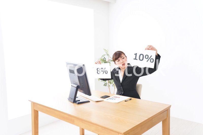 消費税増税の対応をする若いビジネスウーマン