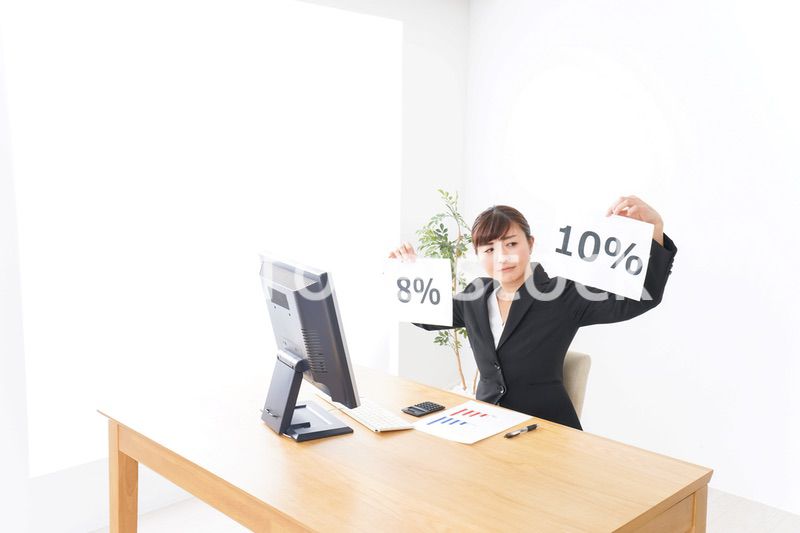 消費税増税の対応をする若いビジネスウーマン