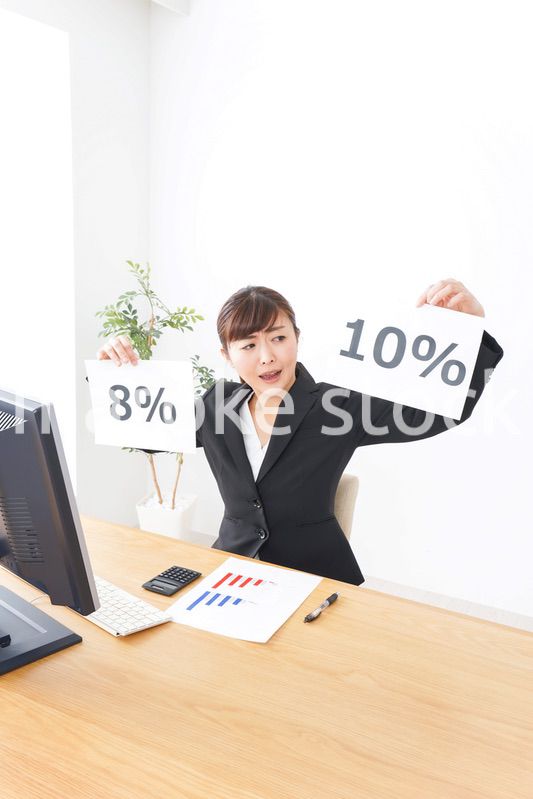 消費税増税の対応をする若いビジネスウーマン