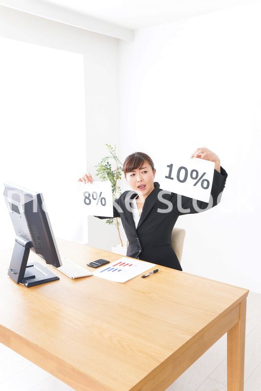 消費税増税の対応をする若いビジネスウーマン