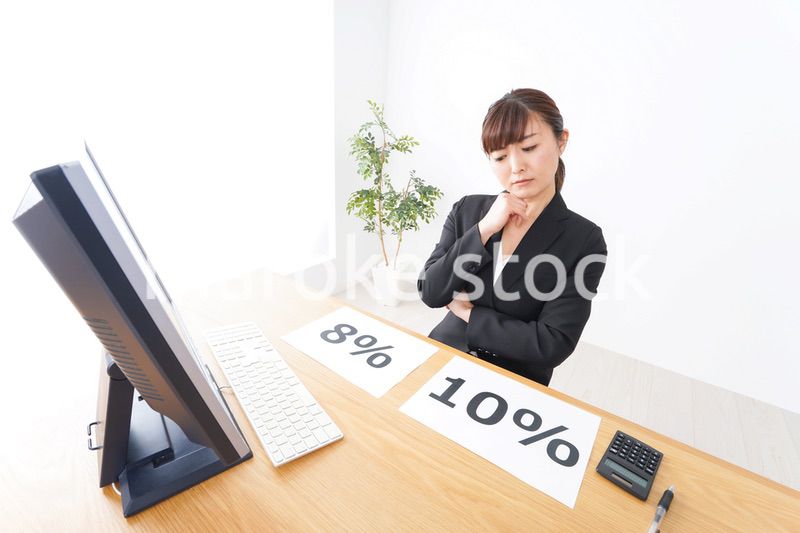 消費税増税の対応をする若いビジネスウーマン