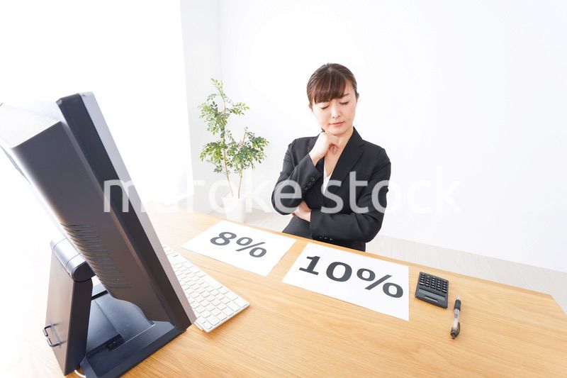 消費税増税の対応をする若いビジネスウーマン