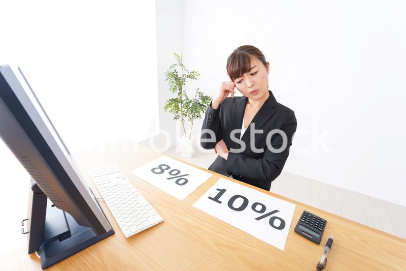 消費税増税の対応をする若いビジネスウーマン