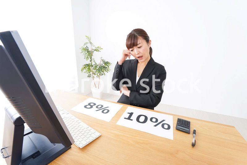 消費税増税の対応をする若いビジネスウーマン