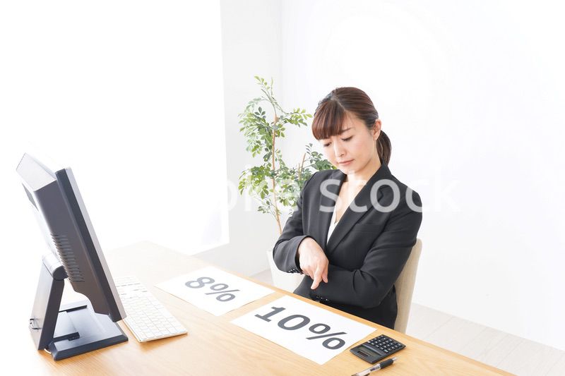 消費税増税の対応をする若いビジネスウーマン