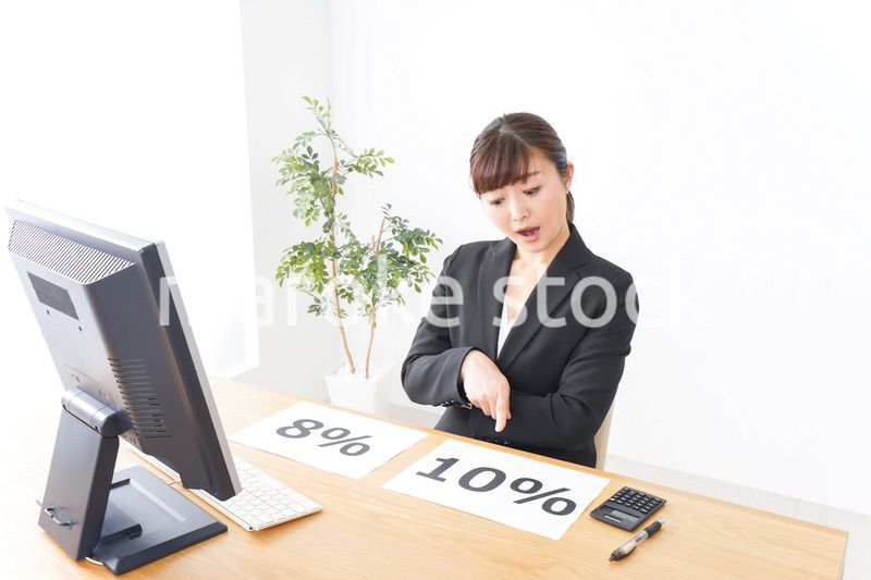 消費税増税の対応をする若いビジネスウーマン