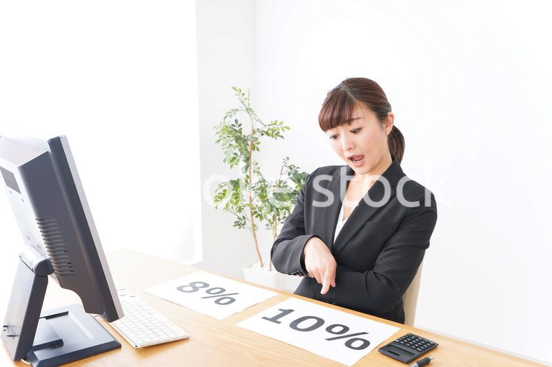 消費税増税の対応をする若いビジネスウーマン