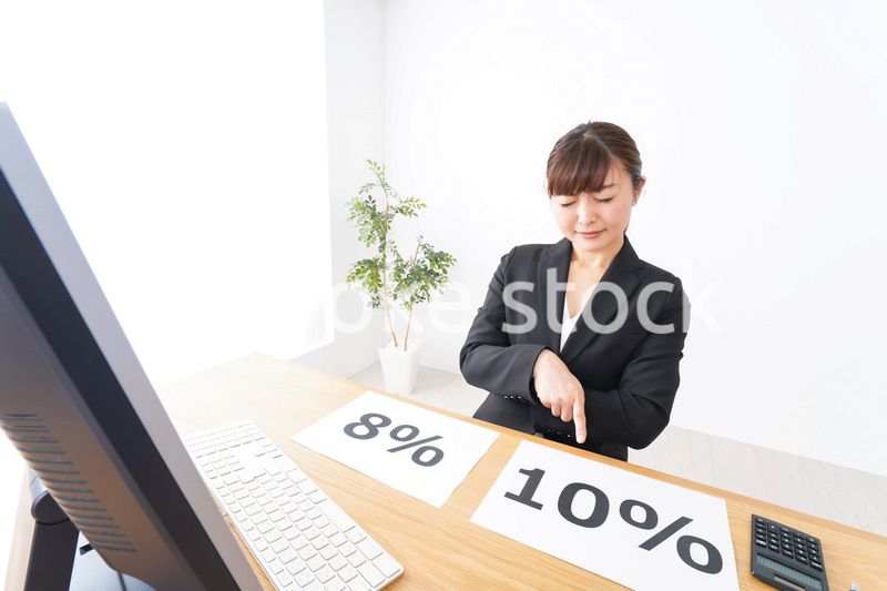 消費税増税の対応をする若いビジネスウーマン