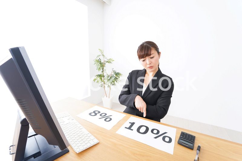 消費税増税の対応をする若いビジネスウーマン