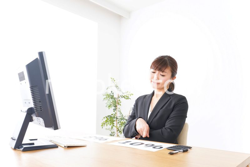 消費税増税の対応をする若いビジネスウーマン