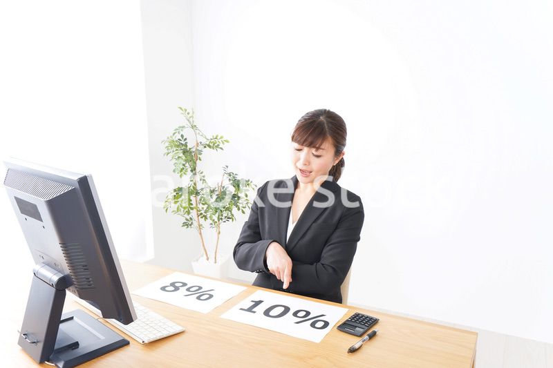 消費税増税の対応をする若いビジネスウーマン