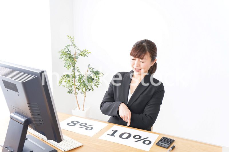 消費税増税の対応をする若いビジネスウーマン