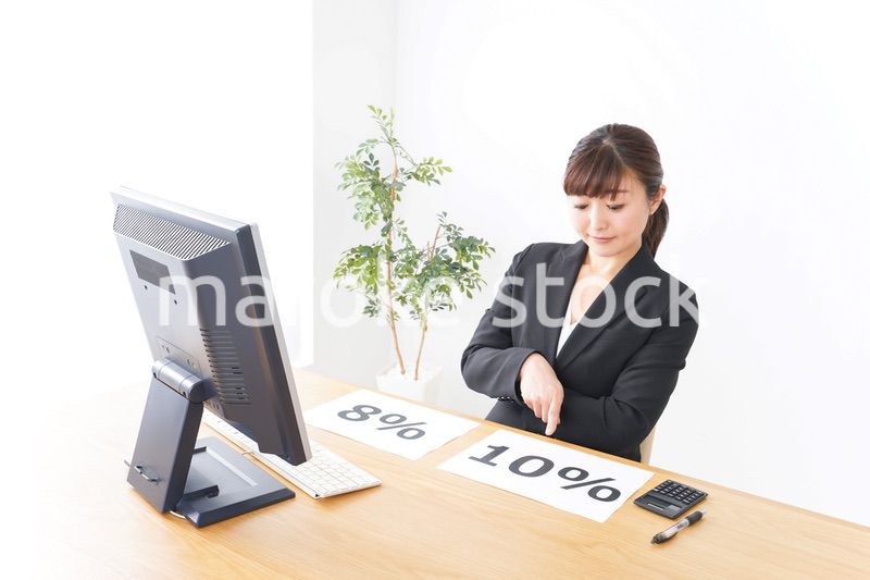 消費税増税の対応をする若いビジネスウーマン