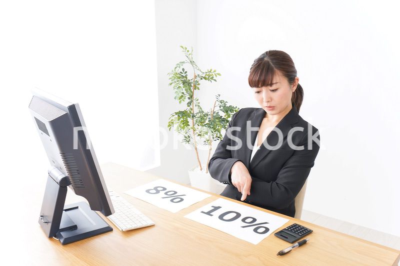 消費税増税の対応をする若いビジネスウーマン