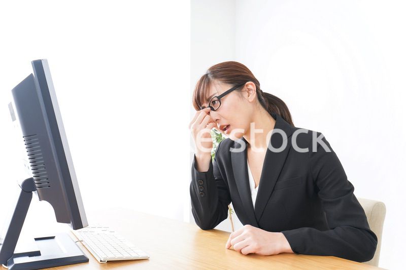 過労・長時間労働・残業に苦しむビジネスウーマン