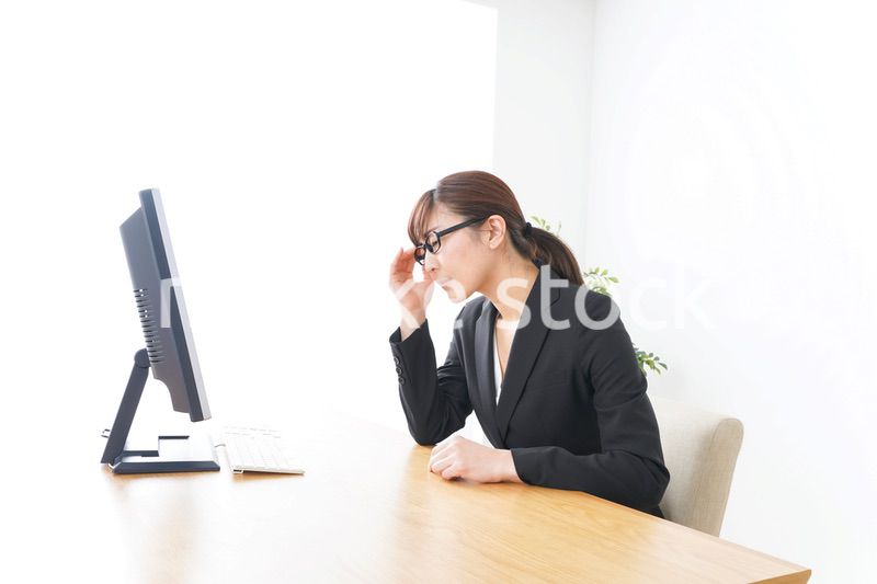 過労・長時間労働・残業に苦しむビジネスウーマン